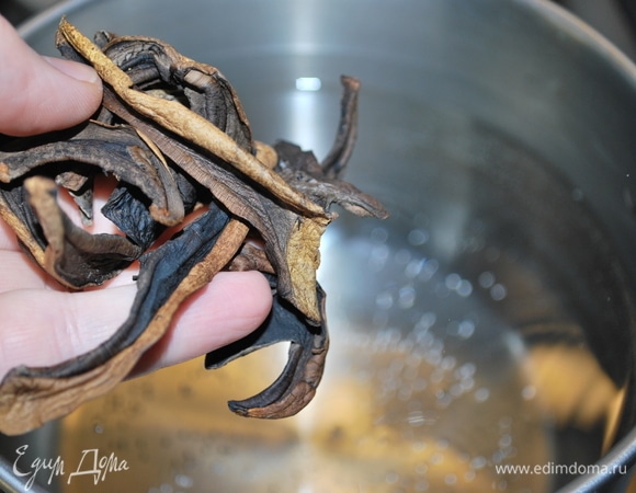 Для супа я взяла сухие лесные грибы — подосиновики. Они очень ароматные и вкусные. Грибы я варила в воде в течение 20 минут.