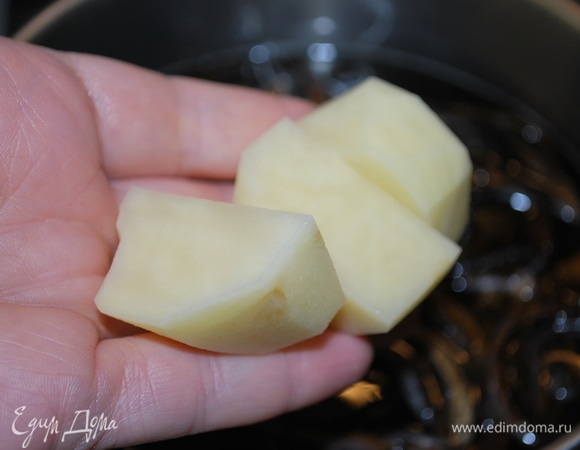 Через 20 минут добавила картофель. Посолила по вкусу.