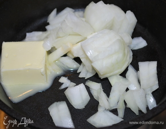 Репчатый лук обжарила на сливочном масле (грибы очень любят сливочное масло).