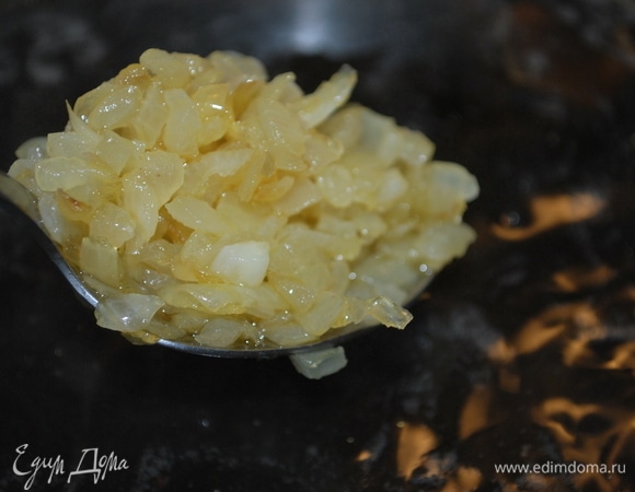 Картофель сварился. Добавила обжаренный репчатый лук и еще пару минут все вместе проварила.