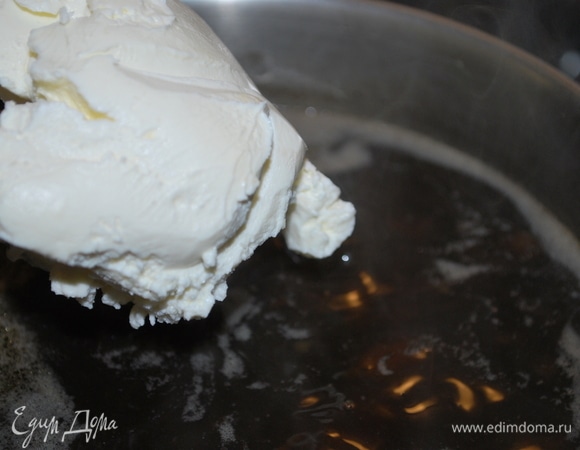 В самом конце добавила в суп сливочный сыр, свежемолотый черный перец. Пробила суп блендером.