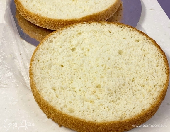 Яйца и сахар взбить миксером, пока масса не побелеет и не увеличится втрое. Смешать муку, крахмал и разрыхлитель. В 3–4 приема аккуратно просеять в яичную смесь. Смешать снизу вверх. Тесто выливаем в форму, застеленную пергаментом, и выпекаем при 160°C около 50 минут. Или до пробы на сухую палочку.