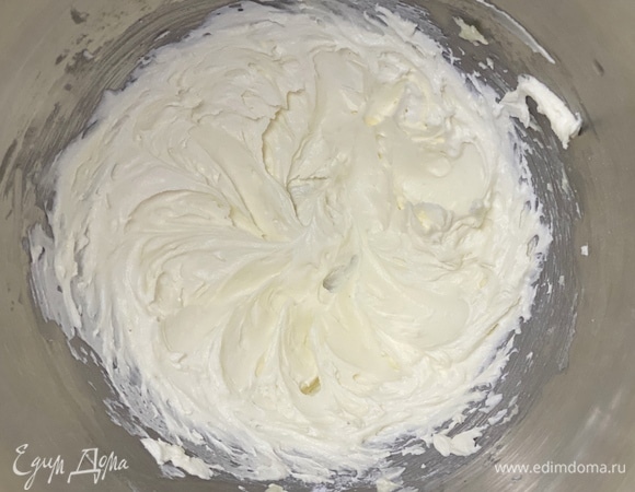 Размягченное масло взбить с сахарной пудрой в миксере до побеления.