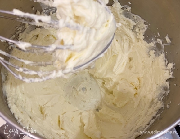 Добавить сливочный (творожный) сыр и продолжить взбивать до белого пышного крема.