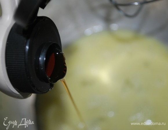 Яйца взбить венчиком, добавить кленовый сироп, йогурт, растопленное сливочное масло, соль, ванильный сахар и корицу. Все хорошо перемешать.