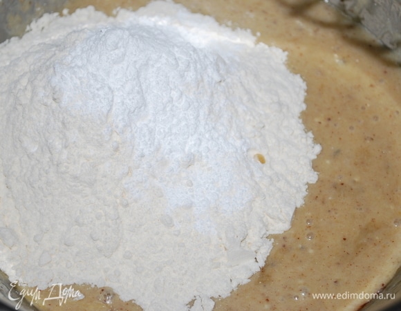 Добавить муку с разрыхлителем и замесить тесто.