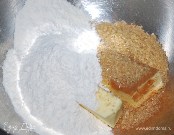 Из муки, сливочного масла, сахара и корицы сделать крошку.