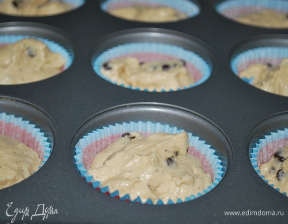 Заполнить тестом формы для кексов. Из этого количества теста получается 12 кексов размером примерно 6 х 6 см.