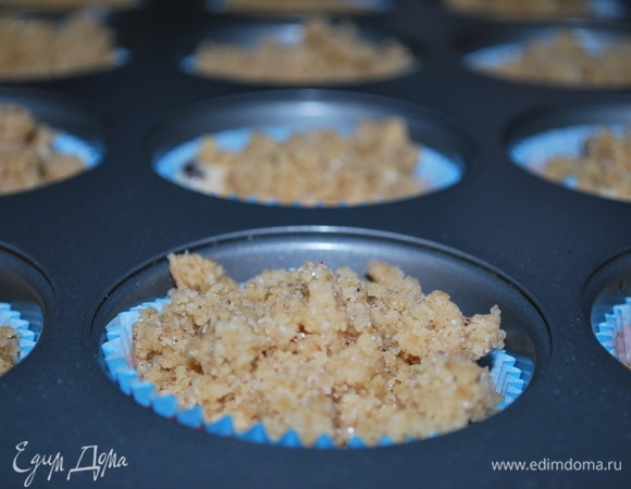 Посыпать тесто крошкой и выпекать при 170°C примерно 35 минут до готовности.