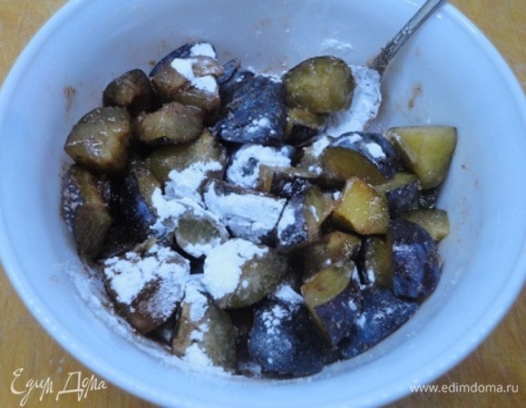 Для начинки удаляем косточки из слив, разрезаем каждую на 4 части и смешиваем с сахаром, крахмалом и корицей.