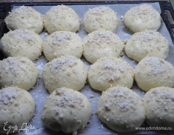 Яйцо слегка взбить вилкой и смазать подросшие булочки. Равномерно посыпать посыпкой.