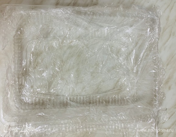 Заранее подготовьте форму: застелите пищевой пленкой и смажьте растительным маслом. Крупно нарежьте орехи (я использовала миндаль). От размера формы будет зависеть высота лукума. В форме размером 15 х 20 или 15 х 22 см получится достаточно высокий лукум.
