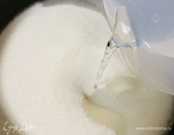 В кастрюле смешиваем ингредиенты для сиропа и ставим вариться на маленьком огне, пока сахар не начнет таять.