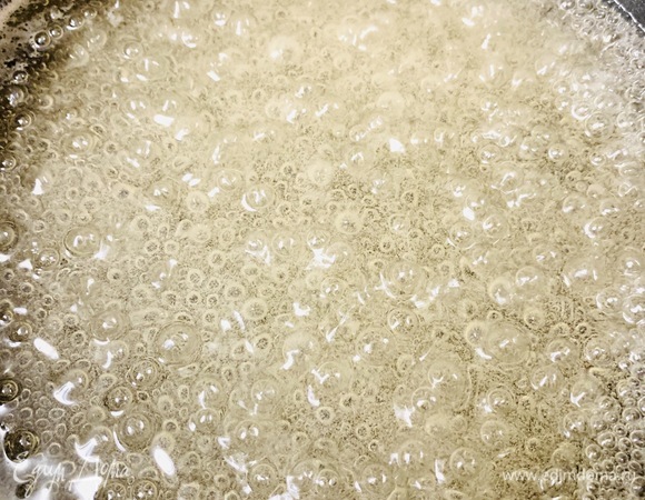 Как только сахар начнет таять, увеличиваем огонь до среднего и варим сироп 15–20 минут до температуры 130°C (если нет термометра, капаем сироп в холодную воду: если капля не растекается, то сироп готов). Снимаем с огня. У готового сиропа светло-янтарный цвет. Не передержите, чтобы не появился жженный привкус.