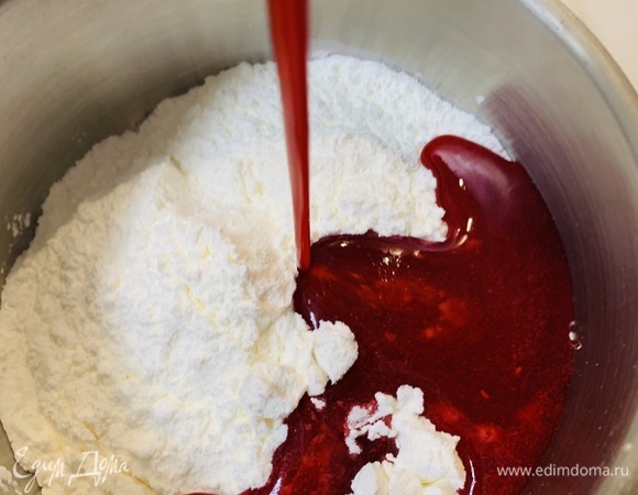 В отдельной посуде смешиваем кукурузный крахмал и фруктовый сироп (например, сок от малинового варенья, также можно заменить фруктовым соком). Заливаем водой и отправляем вариться на маленьком огне до загустения при постоянном перемешивании.