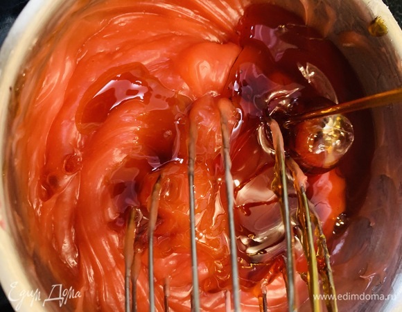 К заваренному крахмалу добавляем горячий сироп и быстро перемешиваем.