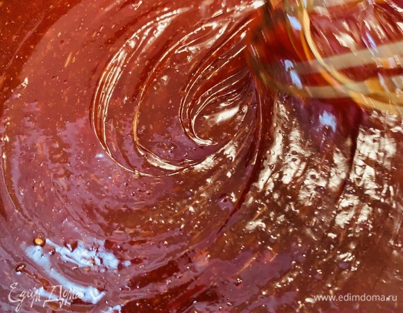 Ставим на медленный огонь и при постоянном перемешивании варим массу минут 40–50 до плотного тягучего состояния. Чем дольше варится масса, тем более тягучей и плотной она получится в итоге.