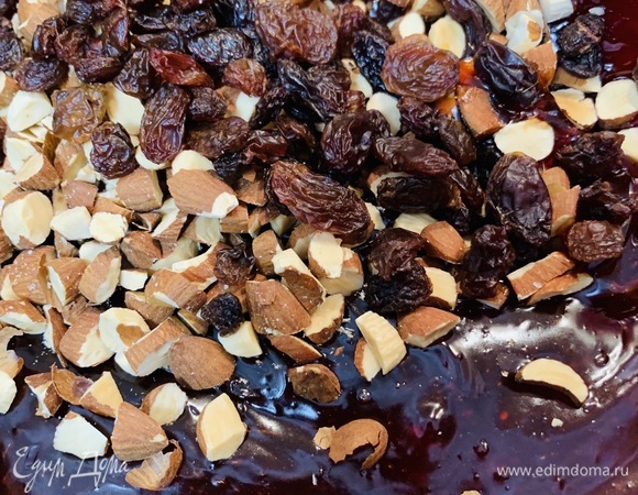 В конце уваривания добавляем орехи и изюм. Перемешиваем массу и убираем с огня.