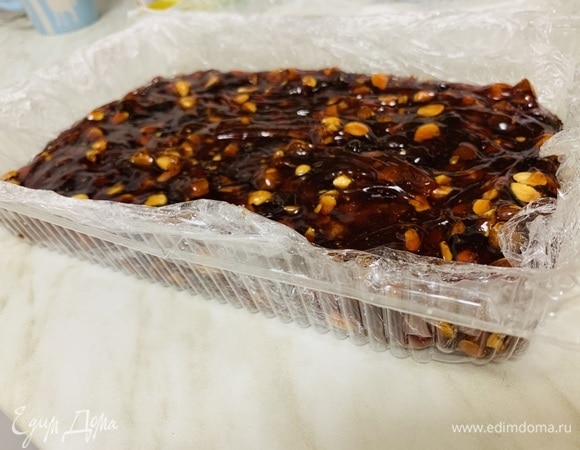 Промазанную маслом пищевую пленку в форме посыпаем кукурузным крахмалом и выкладываем горячую массу в форму, распределяя ровным слоем. Лукум оставляем открытым при комнатной температуре от 4 до 12 часов для застывания.