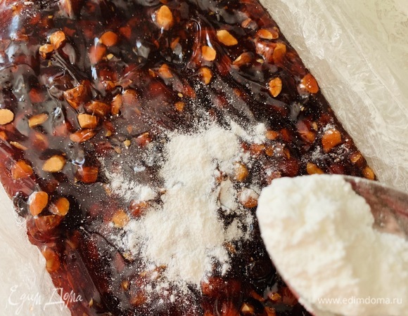 Смешиваем крахмал и сахарную пудру. Половину наносим на верхнюю часть лукума.