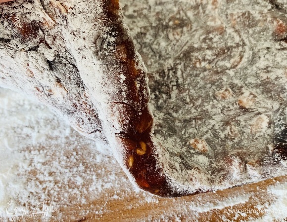 Достаем лукум из формы, снимаем пленку и наносим оставшийся крахмал с пудрой на нижнюю часть.