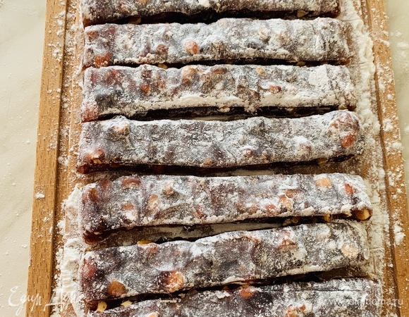 Разрезаем лукум на равные полоски.