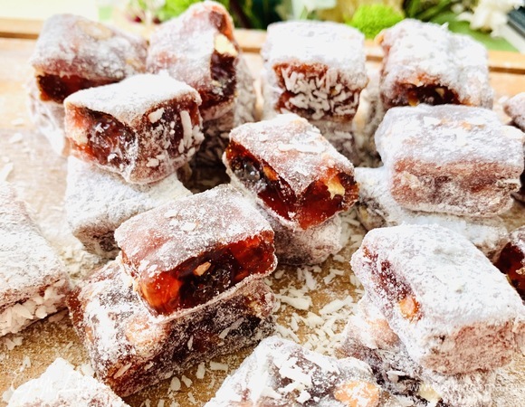 Делим на квадратики и обваливаем в смеси крахмала с сахарной пудрой, а другую часть (по желанию) — в кокосовой стружке.