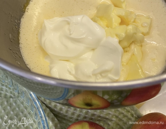 Добавить масло комнатной температуры и сметану.