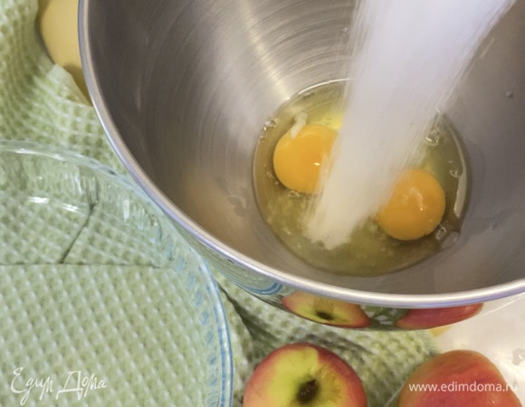 Яйца взбить с сахаром в пышную белую массу.