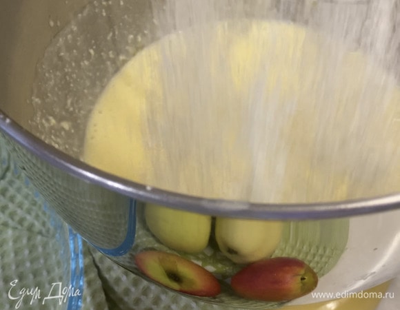 Всыпать просеянную муку, смешанную с разрыхлителем и солью.