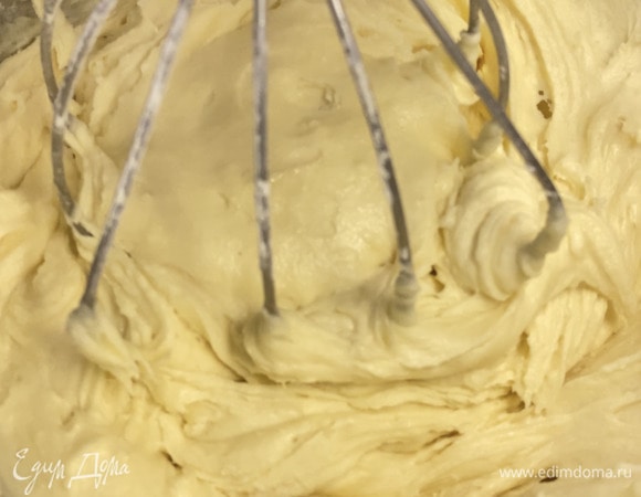 Тщательно перемешать. Должно получиться однородное гладкое тесто.