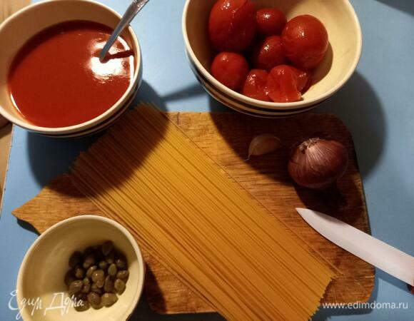 Подготовим ингредиенты. Томаты выловить из жидкости и сложить в отдельную пиалу. Лук и чеснок почистить.