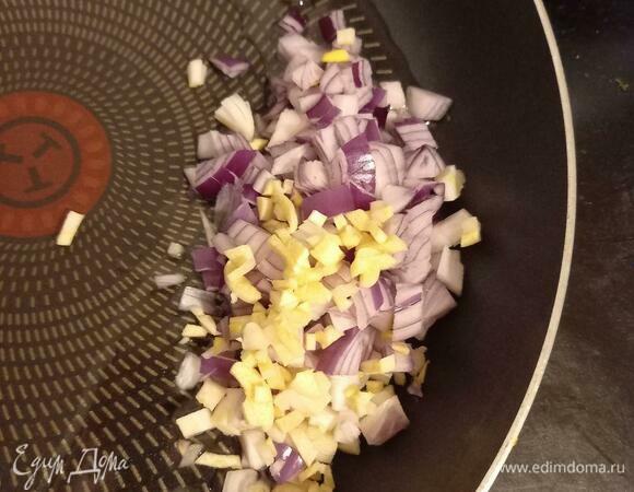 Мелко режем лук и чеснок. На сковороду наливаем подсолнечное масло, выкладываем лук и чеснок, обжариваем на сильном огне пару минут, не закрывая крышкой.