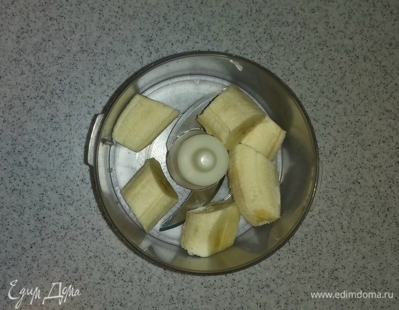 Банан очистить от кожуры и нарезать крупными кусочками. Затем положить в блендер.