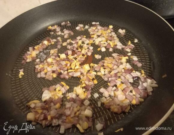 У зажарки из лука и чеснока должна появиться приятная золотистая корочка.