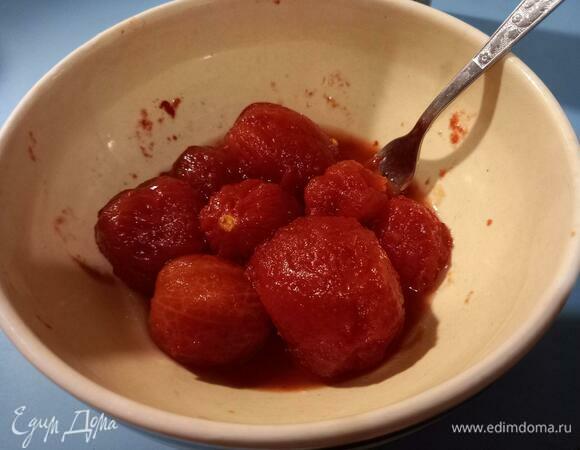 Пока обжаривается лук, с помидоров снимем кожуру и разомнем мякоть вилкой.