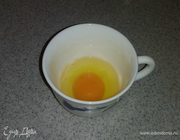Разбиваем куриное яйцо в чашку. Для печенья понадобятся белок и желток куриного яйца.