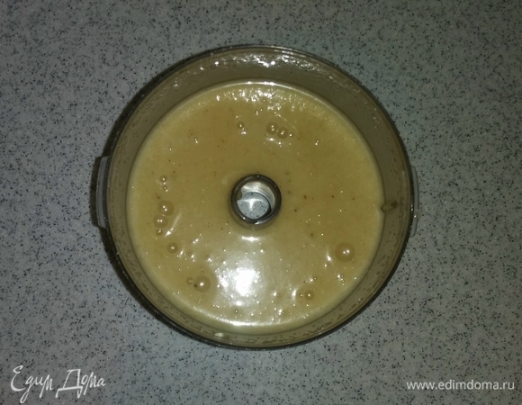 В чашу блендера к нарезанному банану добавляем куриное яйцо, сахарный песок, пряничные специи и сливочное масло комнатной температуры. Все перемешиваем до однородной консистенции. Я использовала для приготовления печенья пряничные специи (смесь молотых имбиря, корицы, бадьяна, кардамона, перца душистого, гвоздики и перца черного).