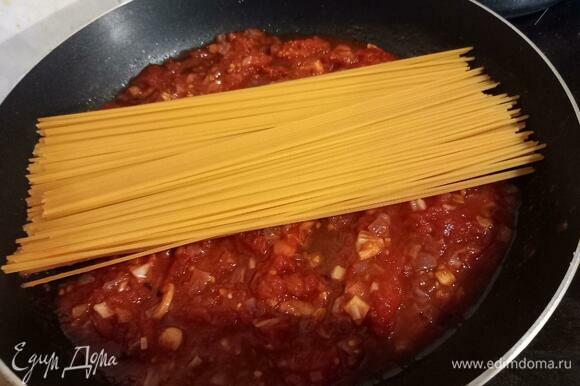 Спагетти (или другую пасту) в сыром виде выкладываем в сковороду.