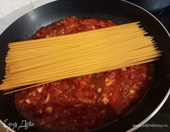 Спагетти (или другую пасту) в сыром виде выкладываем в сковороду.