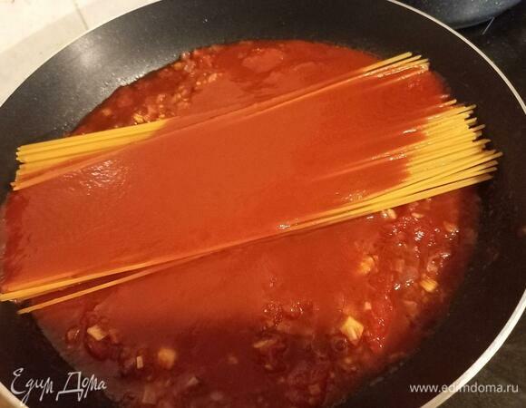 Выливаем томатный сок из банки с помидорами в собственном соку.