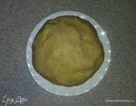 В глубокую емкость кладем просеянную блинную муку и взбитую смесь с бананом. Начинаем вымешивать тесто миксером, а затем вымешиваем его руками. Получается гладкий шар из теста, который хорошо отстает от емкости и от рук. Кладем тесто в холодильник на 1 час.