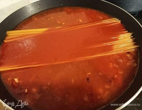 Добавляем воду так, чтобы она слегка покрывала макароны, количество может меняться в зависимости от макарон и сковороды. Закрываем крышкой на 7–10 минут. Если такой вариант вам кажется сложным, можно макароны отварить в отдельной кастрюльке. Воду в таком случае добавлять не нужно.