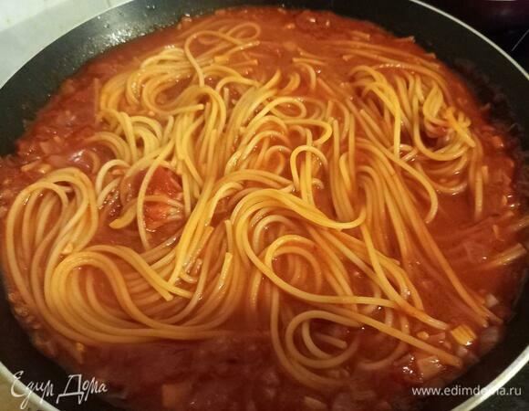Скоро спагетти станут мягче, и их можно будет перемешивать, не боясь, что они сломаются.