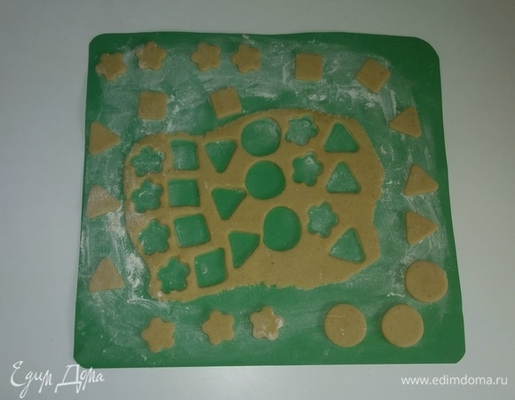 Спустя 1 час достаем тесто из холодильника. Я делю его на несколько частей, чтобы удобнее было раскатывать. Пока одна часть теста раскатывается, остальное убираю в холодильник.<br />
Припылить рабочую поверхность мукой, раскатать тесто и вырезать из него любые фигуры, цветы или то, что нравится.