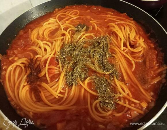 Добавляем специи: базилик, черный и красный перец. Если хотите посолить, то это нужно делать на данном этапе, но аккуратнее: у нас соленые томаты и каперсы. Перемешать и тушить пару минут.