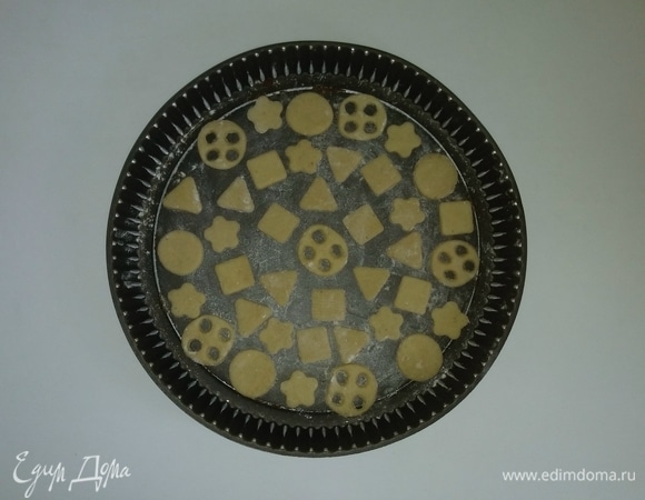 Берем противень, на котором будет выпекаться печенье, и чуть-чуть припыляем его блинной мукой. Маслом смазывать не нужно! Выкладываем печенье на противень и ставим в разогретую до 180°C духовку на 10–12 минут (время зависит от вашей духовки). Когда печенье испеклось, то его нужно остудить около 1 минуты и горячим снять с противня, оно хорошо снимается. Печенье готово. Приятного аппетита!