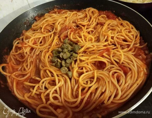 Добавляем каперсы, перемешиваем, тушим пару минут под закрытой крышкой.