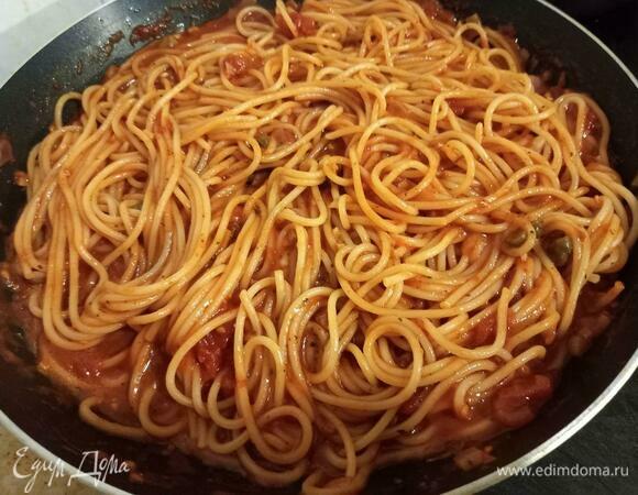 Спагетти с томатами и каперсами готовы. Подавать горячими, украсив сыром и свежей зеленью.