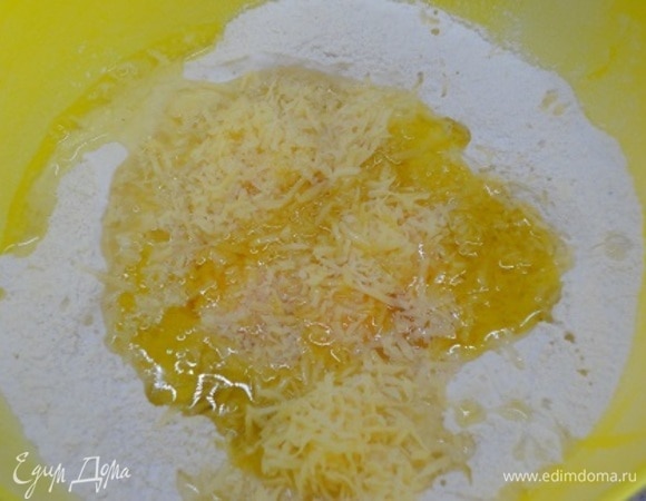 Просеять муку в миску или на стол, добавить яйца, натертый на мелкой терке сыр, соль, мускатный орех и влить оливковое масло. Замесить тесто. Вымешивать минут 10, затем накрыть и оставить отдыхать на 30 минут.